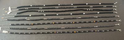 a lot of screws that are laying on a table