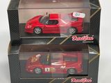 une petite voiture rouge dans une boîte sur une surface blanche