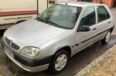 une voiture argentée garée à côté d'une remorque sur le bord de la route
