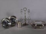 beaucoup d'objets en argent et en verre sur la table