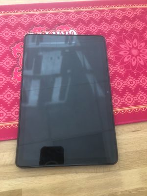 une photo d'un téléphone portable posé sur une table en bois
