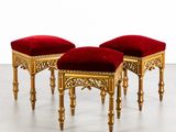 paire de tabourets en velours doré et rouge, avec des pieds en bois
