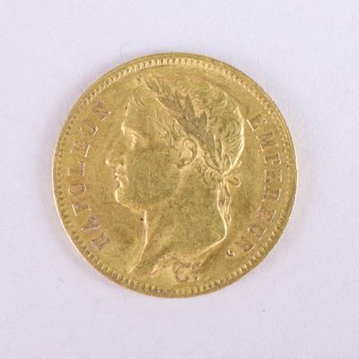 une pièce d'or avec l'image d'une femme dessus