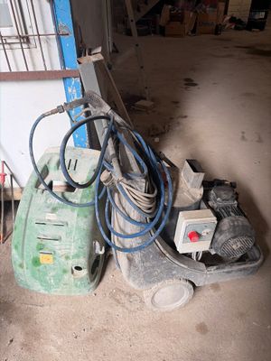 une machine posée sur le sol du garage