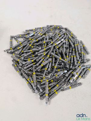 un tas de vis posées sur une table