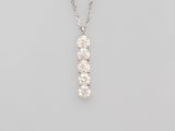 un pendentif en diamant de trois pierres, monté sur une chaîne en argent