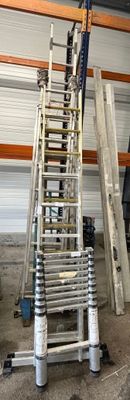 une échelle appuyée contre un mur dans un garage