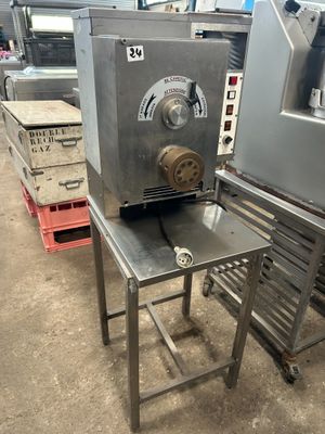 une machine posée sur une table dans un entrepôt