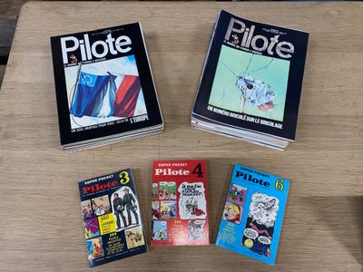 trois livres posés sur une table, à côté d'un ordinateur portable et d'une souris