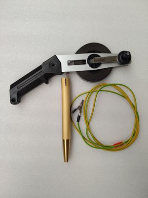 un stylo et une paire de ciseaux posés sur une table