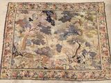 un tapis sur lequel sont représentés des oiseaux et des arbres
