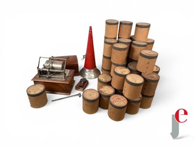 une pile de tonneaux en bois et un cône rouge sur fond blanc