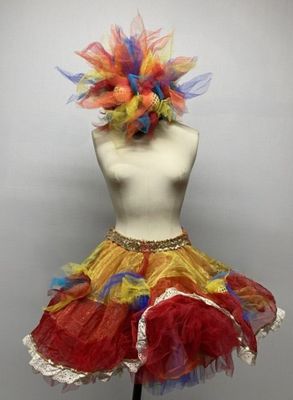 jupe tutu multicolore sur un mannequin, un mannequin, un mannequin, un mannequin, un mannequin, un mannequin, un mannequin, un mannequin