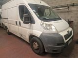 une camionnette blanche garée dans un garage