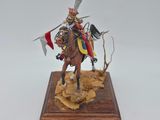 figurine représentant un homme à cheval, sur lequel est hissé un drapeau
