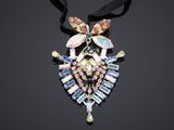 gros plan d'un collier sur fond noir