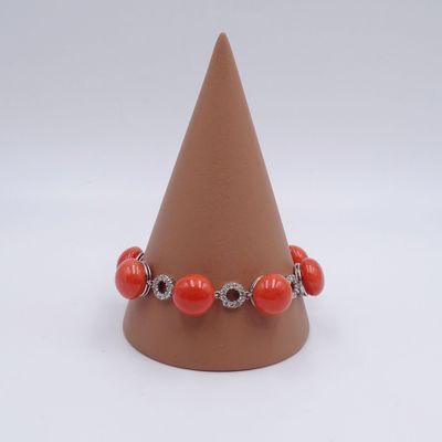 bracelet composé de perles de corail rouge et de perles en argent montées sur un cône