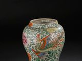 une image représentant un vase orné d'un oiseau et de fleurs