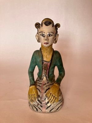 SUJET en grès à glaçure polychrome figurant une femme à geno…