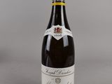 gros plan d'une bouteille de vin posée sur une table