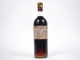 une vieille bouteille de vin avec une étiquette en liège sur fond blanc