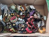 une boîte en carton remplie de bijoux et d'accessoires divers
