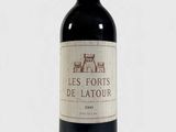 une bouteille de vin posée sur une table