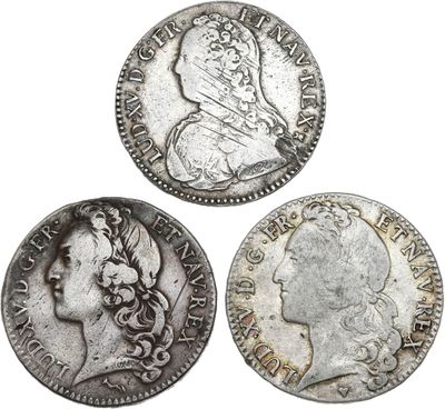 trois types différents de pièces d'argent sur fond blanc
