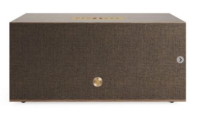 un gros plan d'une enceinte marron sur fond blanc