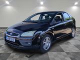 une photo d'une Ford Focus noire garée dans un garage