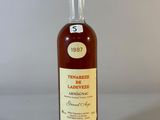 une photo d'une bouteille de cognac posée sur une table