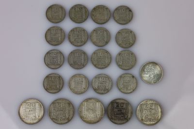 un lot de pièces de monnaie posées sur une table