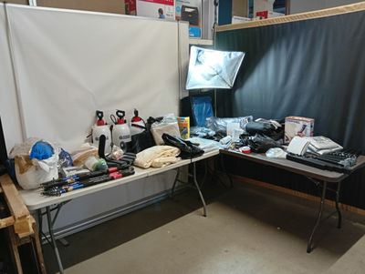 une image représentant un espace de travail avec un bureau et un écran