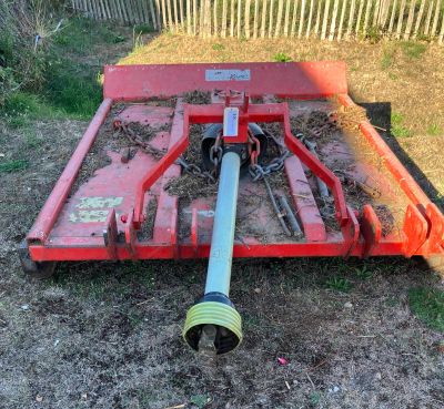 une image représentant un tracteur auquel est fixé un tuyau