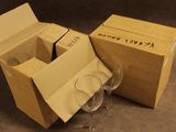 deux verres à vin et une boîte posés par terre