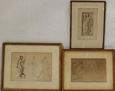 trois dessins encadrés représentant un homme et une femme, accrochés au mur