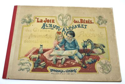un vieux livre sur lequel figurent un garçon et une fille en train de lire un livre