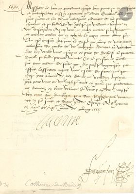 un gros plan d'un morceau de papier sur lequel on a écrit