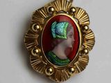 une image représentant une photo d'une femme portant un chapeau vert