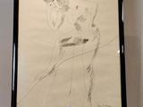 dessin représentant une femme nue posant devant un mur blanc, devant un chevalet