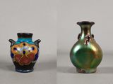 deux vases posés côte à côte sur une table