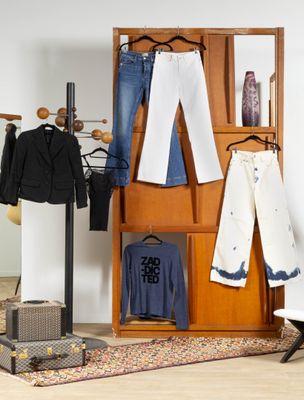 une photo d'un portant avec des vêtements accrochés dessus