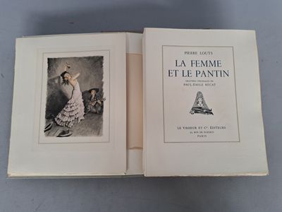 un livre ouvert sur lequel figure l'image d'une femme en robe