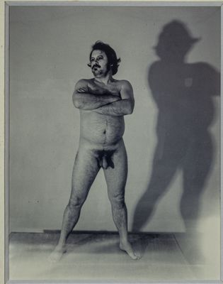 photographie en noir et blanc d'un homme debout devant l'ombre d'un homme
