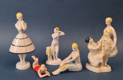 cinq figurines représentant des personnes assises sur une surface bleue