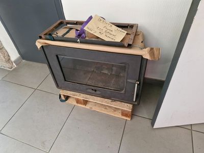 a small stove that has a sign on top of it