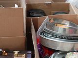 beaucoup de cartons contenant divers objets