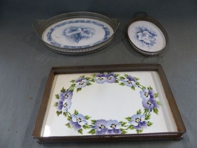 une photo d'une photo représentant une table dressée avec des assiettes et des bols