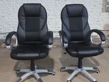 deux fauteuils de bureau en cuir noir placés l'un à côté de l'autre