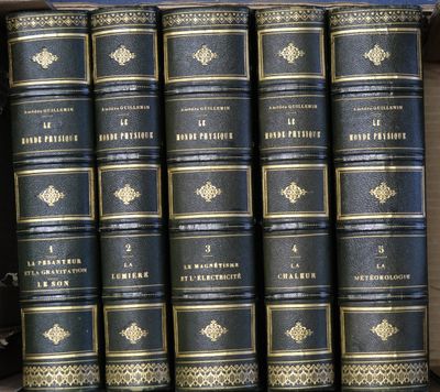 plusieurs vieux livres sont alignés sur une étagère